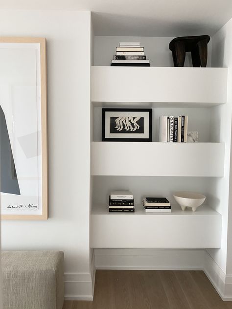 Get the perfect shelf styling accessories on our Lifestyle Shop / Montana Labelle Lifestyle. Modern Bookshelf Styling, Minimalist Shelves Decor, Montana Labelle, Minimalist Bookshelves, Front Foyer, Minimalist Shelves, Shelf Decor Living Room, Bookshelves In Living Room, Small Home Offices