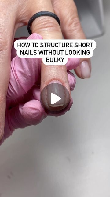 Sofía Wood | Nail Artist & Instructor on Instagram: "STRUCTURING SHORT NAILS WITHOUT LOOKING BULKY⬇️ . 1️⃣ Make sure you remove basically ALL their previous product. It should look like a natural nail but with the TINIEST amount of leftover base from their previous set. . 2️⃣ Your slip layer will basically be your structure, so it should be generous! You’ll need a VERY little bead of product to level everything out.  . 3️⃣ Use gravity A LOT and a liner brush to help pull product away from the free edge and corners. Make sure there’s enough product in the corners around the cuticle area so that the nail looks the same width all the way down to the free edge (rather than more product near the top corners than at the bottom). . And that’s it!! Hope y’all have an amazing day. ♥️ Like and subsc Square Vs Squoval Nails, Natural Manicure Short, Simple Polygel Nails, Short Nail Bed, Long Nail Beds, Nail Tech School, Sculpted Gel Nails, Natural Acrylic Nails, Be Generous