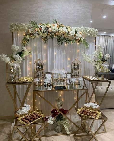 Engagement Party Table Setting, Muslim Wedding Decorations, Moroccan Wedding Decor, Engagement Party Table, Nikah Decor, Engagement Themes, Decoration Buffet, Deco Buffet, Moroccan Bride