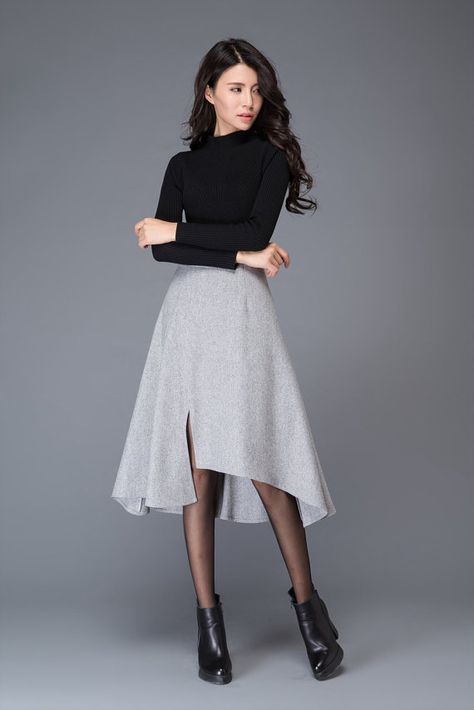 Light Grey Skirt Outfit, Work Outfit With Boots, Grey Skirt Outfit, Skirt Work Outfit, Pin Stripe Skirt, Light Grey Skirt, Midi Skirts Style, Chique Outfit, Asymmetric Skirt