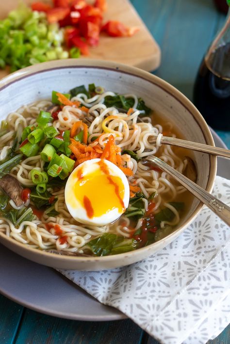 Easy Homemade Ramen, Ramen Noodle Recipes Soup, Japanese Flavors, Ramen Soup Recipes, Vegetable Ramen, Healthy Ramen, Vegetarian Ramen, Ramen Recipes Easy, Easy Ramen