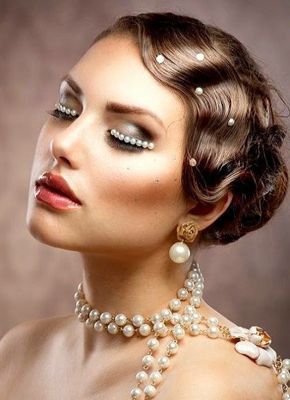 Pearl Wedding 1920s Ideas 1920s Makeup Look, Great Gatsby Makeup, Gatsby Makeup, Great Gatsby Hairstyles, Look Gatsby, 1920s Makeup, Gatsby Hair, Vintage Updo, Ballroom Hair