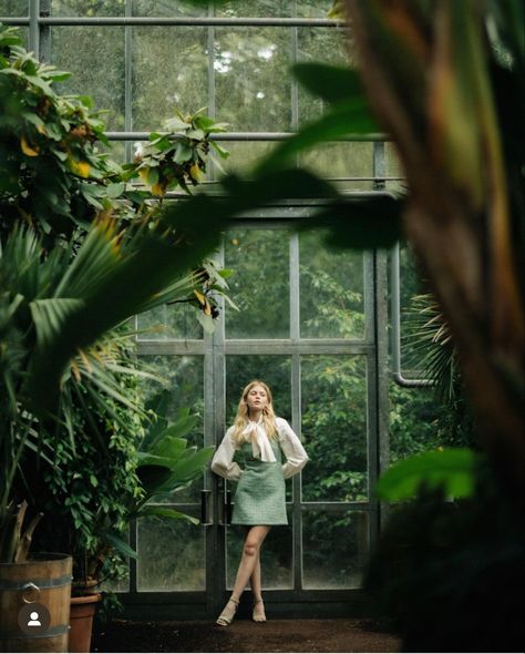 Green House Photography, Plant Room Photoshoot, Conservatory Photoshoot Ideas, Summer Lifestyle Photoshoot, Botanical Garden Aesthetic Outfit, Botanical Garden Portrait Photography, Photoshoot In Botanical Garden, Photoshoot In Greenhouse, Garden Fashion Photography