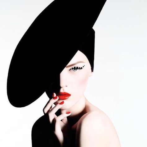 . Catwalk Makeup, Photo Glamour, Shotting Photo, Art Makeup, Dior Makeup, Love Hat, Foto Art, Red Lipstick, Foto Inspiration