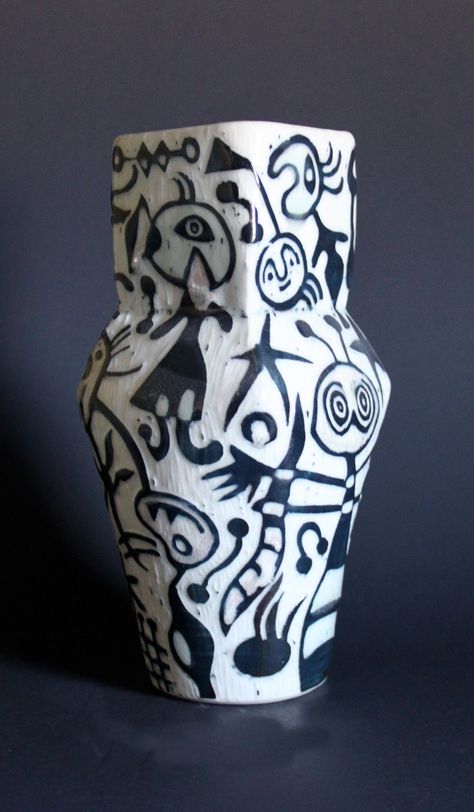 Jim Mulfinger, 2010 - Miro inspired black slip sgrafitto over porcelain with clear glaze thrown and altered vase Bored Art, Surface Decoration, Ceramic Techniques, Pinterest Ideas, Pottery Techniques, Art Clay, Sgraffito, Pottery Designs, Ceramic Vessel