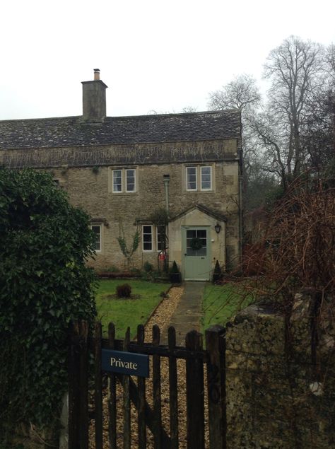 James and Lily Potter's cottage in Lacock (Godric's Hollow) ⚡️ The Potters House, James Potter House, Godrics Hollow Aesthetic, Godrics Hollow House, Lily James Potter, James And Lily Potter, 90s London, James And Lily, Harry Potter Locations