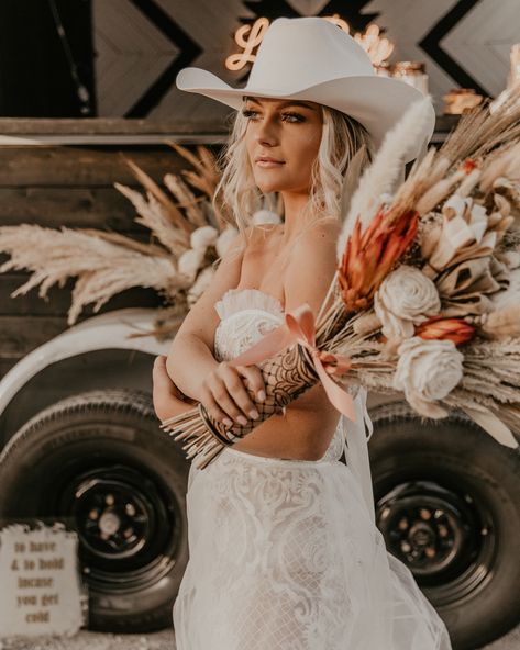 Photo Camper, Mobile Bartending, Prairie Wedding, Western Style Wedding, Western Photo, It Book, Bohemian Style Wedding, Boho Wedding Flowers, Cowboy Wedding