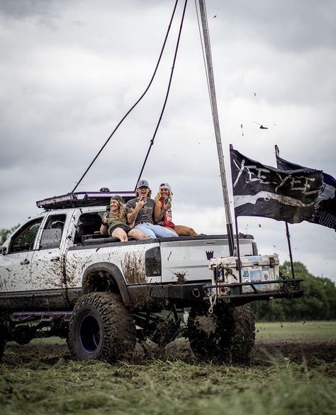 Truck Asethic, Dream Country Life, Country Truck Aesthetic, Trucks Aesthetic, Mudding Trucks, Trucks Country, Country Cars, Muddy Trucks, Mudding Girls