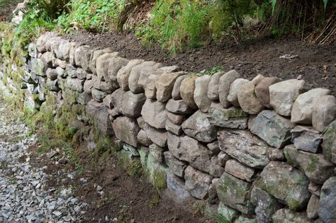 Build a Mortarless Stone Retaining Wall Retaining Wall Drainage, Rock Wall Landscape, Diy Stone Wall, Natural Stone Retaining Wall, Small Retaining Wall, Rock Wall Gardens, Building A Stone Wall, Boulder Retaining Wall, Diy Retaining Wall