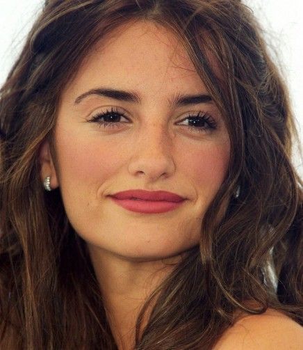 Penelope Cruz Makeup, Spanish Actress, Penelope Cruz, Celebrity Tattoos, Luxury Hair, Kate Winslet, Beauty Icons, Lily Collins, Brown Eyes