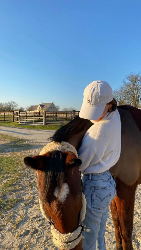 Horse aesthetic, ralph lauren cap outfit, contryside Horseback Riding Outfit, Aesthetic Equestrian, Horse Girl Aesthetic, Riding Outfit Equestrian, Horse Riding Aesthetic, Horsey Life, Horseback Riding Outfits, Equestrian Aesthetic, Cute Horse Pictures