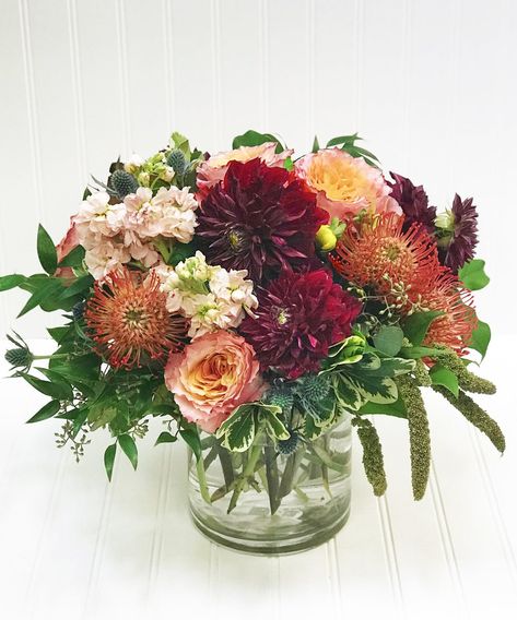 Fall Table Floral Arrangements, Modern Fall Arrangements, Autumn Flowers Arrangements, Thanksgiving Flower Centerpieces Table, Sunset Floral Arrangement, Small Fall Floral Arrangements, Fall Floral Arrangements For Home, Sunset Tablescape, November Florals