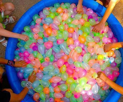 Water balloon fight. Pool Party.                                                                                                                                                      More Lila Party, Pool Birthday, Summer Backyard, Luau Birthday, Summer Pool Party, Water Party, Kiddie Pool, Hawaiian Party, Water Balloons