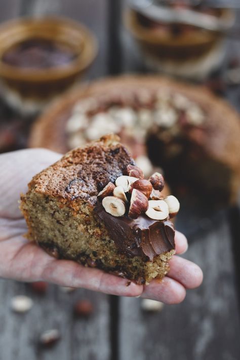 Gluten-Free Moist Hazelnut Cake with Chocolate Hazelnut Spread - Paris chez Sharon Hazelnut And Chocolate Cake, Gluten Free Hazelnut Cake, Easy Hazelnut Recipes, Hazelnut Flour Recipes, Hazelnut Cream Filling, Hazelnut Cake Recipe, Hazelnut Dessert, Chocolate Chiffon Cake, Hazelnut Recipes