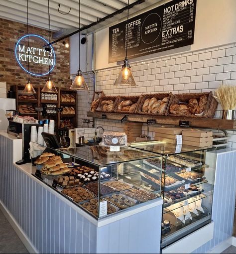 Bakery Bar Counter, Coffe Bakery Shop, Bakery Pastry Display, Cute Small Bakery Shop, Country Bakery Design, French Pastry Shop Interior, Tiny Bakery Shop Design, Tiny Bakery Shop, Vintage Bakery Aesthetic Interior