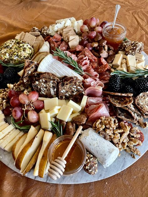 Sharkootery Board, Charcuterie Board Autumn, Holiday Grazing Board, Holiday Themed Charcuterie Board, Fall Grazing Board Ideas, Fall Grazing Board, Thanksgiving Grazing Board, Thanksgiving Board Ideas, Autumn Charcuterie Board