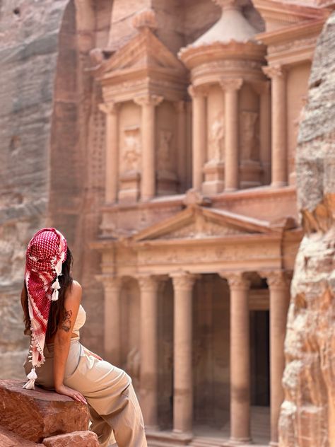 Brown haired woman sitting on a rock and looking at Petra in Jordan. Petra Jordan Photo Ideas, Petra Photo Ideas, Jordan Travel Outfits, Petra Jordan Photography, Petra Jordan Outfit, Petra Outfits Jordan, Petra Aesthetic, Jordan Photoshoot Photo Ideas, Egypt Outfits Women