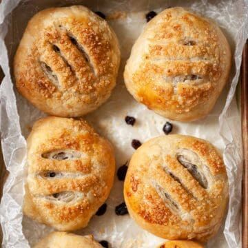 Eccles Cakes with Cinnamon and Nutmeg - Little Sugar Snaps Eccles Cakes Recipe, Ginger Loaf Cake, Eccles Cakes, Sticky Ginger Cake, Currant Recipes, Eccles Cake, British Sweets, Fantasy Vibes, British Recipes