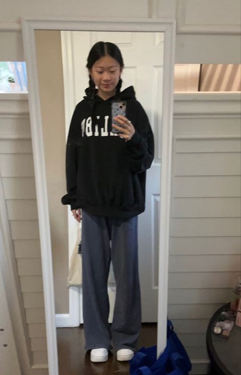 How To Style Anastasia Sweatpants, Baggy Sweatpants And Hoodie Outfit, Hoodie And Sweatpants Aesthetic, Sweatpants Outfit Brandy Melville, Sweatpants And Hoodie Outfit For School, Brandy Anastasia Sweatpants Outfit, Sweatpants And Zip Up Hoodie Outfit, How To Style Brandy Melville Sweatpants, Hoodie And Sweatpants Outfit Aesthetic