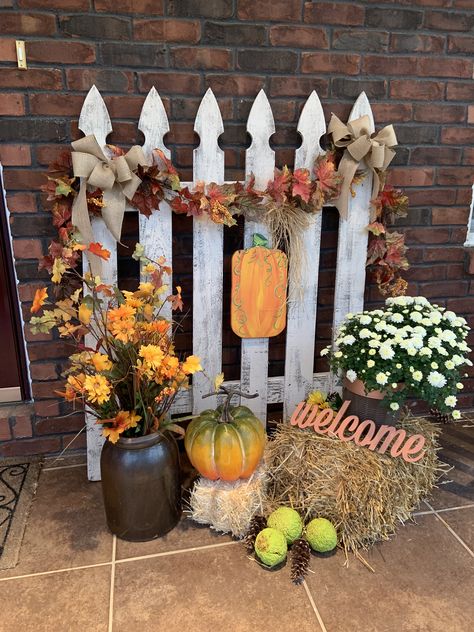 Fence Fall Decorating Ideas, Fall Picket Fence Decorating Ideas, Picket Fence Crafts Fall, Thanksgiving Porch Decorations, Pumpkin Landscape, Picket Fence Decor, Picket Fence Crafts, Thanksgiving Porch, Fall Yard Decor