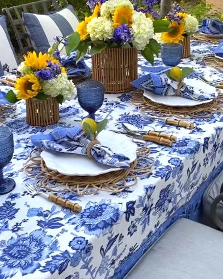 Greek Dining Table, White And Blue Dining Room, Greek Table Setting, Summer Dining Table Decor, Blue Dinner Party, Small Garden Party Ideas, Greek Blue And White, Summer Dining Table, Blue Willow Decor