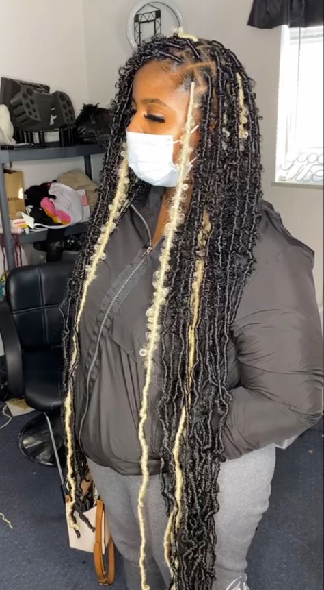 Faux Locs With Peekaboo Color, Black And White Soft Locs, Black And Blonde Butterfly Locs Long, Soft Locs Blonde And Black, Butterfly Locs Black And Blonde, Color Faux Locs Black Women, Skunk Stripe Soft Locs, Soft Locs Color Ideas, Long Soft Locs With Color