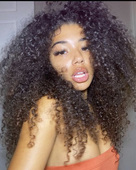 Beautiful girl with big curly hair Black Curly Hair Black Women, Brown Wavy Hair, 3c Hair, Nba Youngboy, Black Curly Hair, Curly Girl Hairstyles, Curly Girl, Brown Skin, Curly Hair Styles Naturally