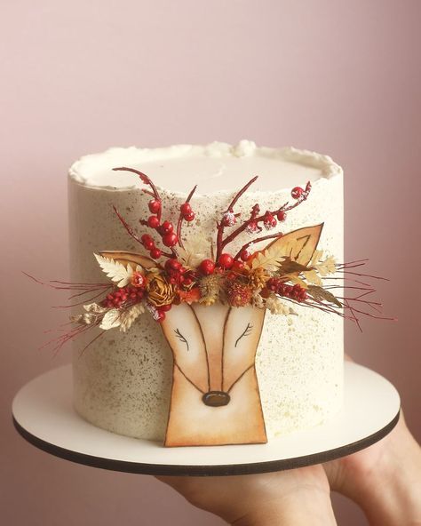 Elegant Christmas Cake Ideas, Reindeer Cake Christmas, Christmas Cake Reindeer, Lambeth Christmas Cake, Lambeth Style Christmas Cake, Autumn Cakes, Xmas Cakes, Xmas Cake, Fall Cakes