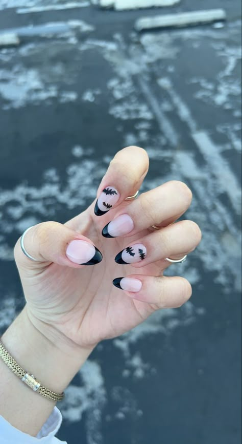 Halloween Oval Acrylic Nails, Halloween Nails Simple Almond, Pink And Black Bat Nails, Halloween Nails Almond Shape Short, Almond Shaped Halloween Nail Designs, Bats Nail Design, Black French Halloween Nails, Black French Tip Halloween Nails, Nails With Bats