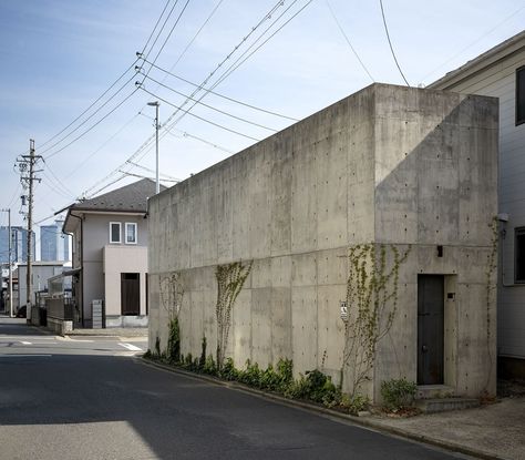 Tomoaki Uno, Small House Japan, Small Concrete House, Brutalist House, Tadao Ando Architecture, Concrete Houses, Japanese Architect, Landscape And Urbanism, Chicago Architecture