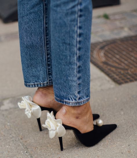 Shoes Game, Dr Shoes, Shoes Heels Classy, Denim On Denim, Heels Classy, Girly Shoes, Looks Street Style, Aesthetic Shoes, Carrie Bradshaw