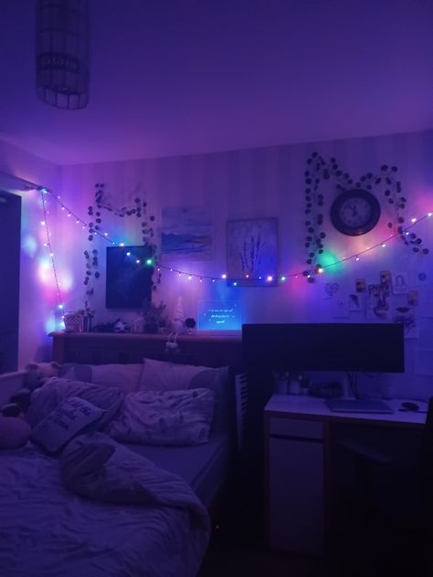 An aesthetic room with fairy lights paintings PC setup posters inspo Purple Aesthetic Fairy, Purple Lighting Aesthetic, Pc Setup Room, Purple Aesthetic Desktop, Aesthetic Fairy Lights, Lighting Aesthetic, Purple Lighting, Aesthetic Fairy, Room Design Ideas