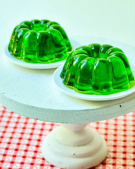 Jello anyone? I just love the look of a vintage jello mold. Swipe to see a closeup and two other versions. Hopefully I’ll have these done in time for Summery Market @wintrymarket tomorrow. They may also make an appearance in the shop in the next collection 🤔 #jellomold#vintagefood#miniaturefood#polymerclayearrings#statementearrings#polymerclayfood#barbiefood#clayart#foodearrinngs#dollhousefood#idahomade#diy 70s Jello Mold, Jello Aesthetic, Jelly Design, Clean Core, Jello Jigglers, Jelly Jelly, Vintage Jello, Green Jello, Vintage Jello Molds