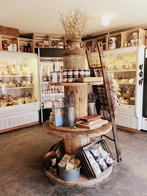 Neighborhood Grocery Store, Rustic Shop Interiors Store Displays, Vintage Market Booth Walls, Retail Store Shelf Display Ideas, Small Store Front Design, Free Standing Retail Display, Meat Market Design Ideas, Cute Market Display, Rustic Retail Display