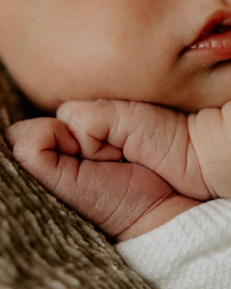 I can’t get enough of this sweet newborn session!🥹💗 Her chunky cheeks and little lips are to die for! . . . . . #photography #utahphotographer #utahphotography #utahnewbornphotographer #utahnewbornphotography #inhomenewbornsession #inhomenewbornphotography #newbornphotography #newbornphotographer #newbornphoto #newbornphoto #lifestylephotography #lifestylephotographer #familyphotography #familyphotographer #utahfamilyphotographer #utahfamilyphotography Newborn Photography Without Showing Face, Easy Newborn Photos At Home, Crafts To Do With Newborns, Detail Newborn Shots, Newborn Close Up Pictures, Newborn Scrunch Photo, Baby Announcement Hospital Picture, How To Newborn Photography, Intimate Newborn Photography