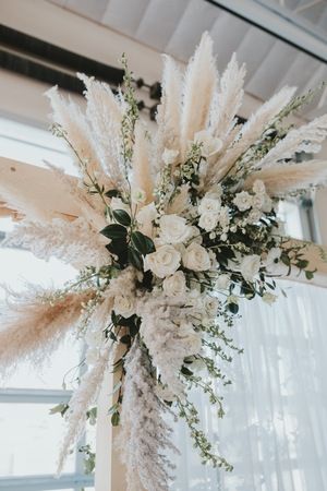 Pampas grass / white roses / greenery | add red flowers White Roses Wedding, Wedding Bouquets Bride, Grass Wedding, Pampas Gras, Wedding Mood, Greenery Wedding, Wedding Deco, Flowers Wedding, Ceremony Decorations