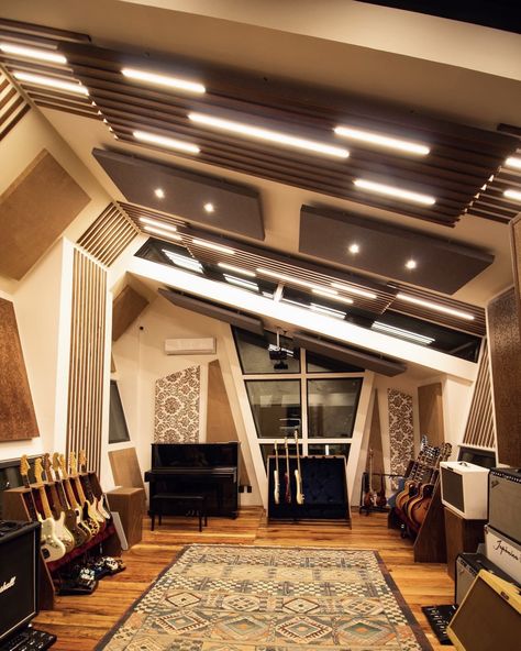 Recording Booth Design, Music Venue Interior Design, Modern Recording Studio, Guitar Lounge, Studio Recording Room, Video Editing Studio, Band Studio, Studio Background Ideas, Broadcast Studio