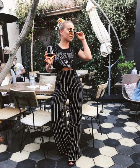 Tee And Pants Outfit, What To Wear In Los Angeles, Outfit Band, Tee Outfit Ideas, Outfit Ideas Nyc, Band Tee Outfits, Street Style Nyc, Pants Outfit Ideas, High Waisted Pants Outfit