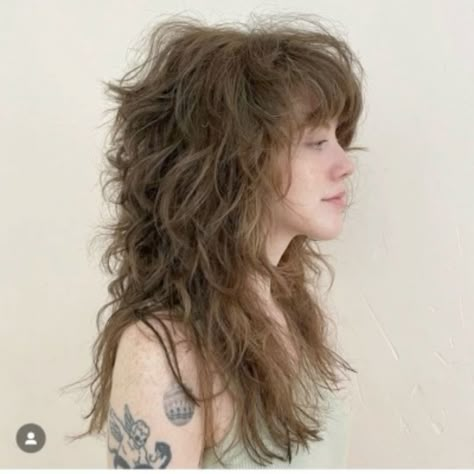 Ling shag hair Heavy Shag Haircut, Very Long Shaggy Hair, Really Long Shag Haircut, 70s Female Hairstyles, Women Shaggy Mullet, Long Shag Haircut 360, Long Shag Cut Curly Hair, Shag Hairstyle Curly Hair, Short Choppy Layers On Long Hair