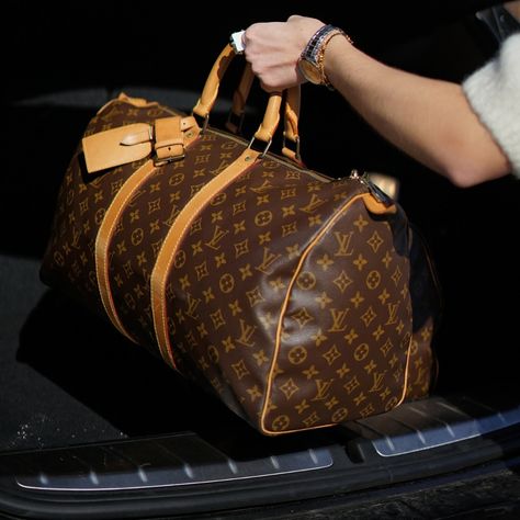 Louis Vuitton Keepall 👜 Travel in style with the iconic Louis Vuitton Keepall. Spacious, elegant, and perfect for any adventure. Available now at Lola Collective. Keepall 45 Outfit, Louis Vuitton Keepall 55, Louis Vuitton Keepall 45, Louis Vuitton Travel Bags, Keepall 45, Louis Vuitton Travel, Louis Vuitton Keepall, Travel Outfits, Travel In Style