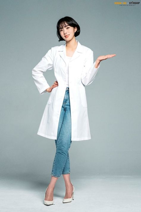 Pharmacist Photoshoot, Doctor Poses, Medical Portrait, Lab Coat Fashion, Products Photoshoot, Áo Blu, Grey's Anatomy Doctors, Picture Profile, Healthcare Uniforms