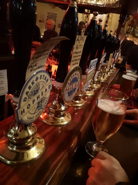 London Bar Aesthetic, Pub With Friends, English Pub Aesthetic, British Pub Aesthetic, London Pub Aesthetic, Beer Aesthetics, Pub Culture, Pub Aesthetic, Pub Drinks