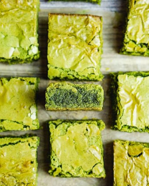 Matcha Brownies, Matcha Lover, Salted Caramel Brownies, Chewy Brownies, Matcha Recipe, Types Of Chocolate, Black Color Hairstyles, Color Hairstyles, Chocolate Blanco