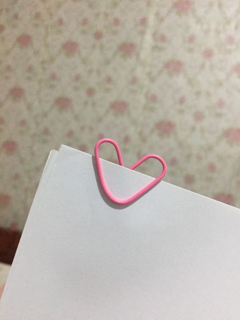 im inlove with these paper clip 🖇 #paperclip #heart Heart Shaped Paper Clips, Paperclip Heart, Heart Paper Clip, Paper Heart, Paper Drawing, Paper Hearts, Paper Clips, Paper Clip, Clip Ins