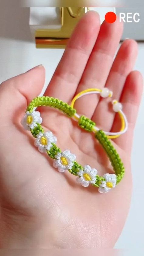 Projek Mengait, Corak Sulaman, Simpul Makrame, Kraf Kertas, Diy Bracelets With String, Diy Friendship Bracelets Tutorial, Ankle Bracelets Diy, Braided Bracelet Diy, Friendship Bracelet Patterns Easy