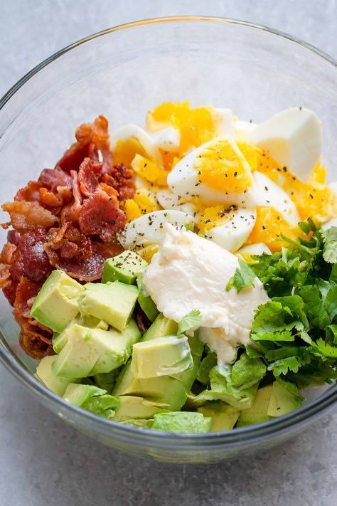 Creamy Avocado Egg Salad with Crispy Bacon – Easy, nutritious, and SO delicious! This chunky avocado egg salad is made with simple ingredients from your pantry. Snack Sani, Avocado Dessert, Healthy Protein Meals, Crockpot Healthy, Avocado Hummus, Healthy Recipes Clean, Avocado Egg Salad, Egg Salad Recipe, Healthy Recipe Videos