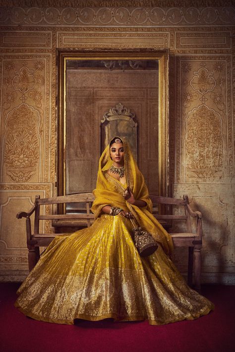 Jigar Mali Lehenga, Mustard Lehnga Outfit, Mustard Lehenga Bridal, Bridal Lehenga Inspiration, Mustard Bridal Lehenga, Banarsi Bridal Saree, Banarsi Bridal Lehenga, Banarsi Lehnga Designs, Banarasi Outfits