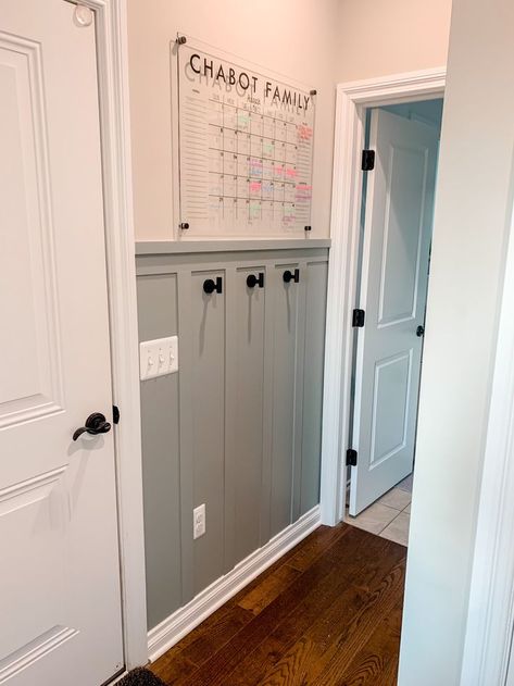 Mudroom Wall Ideas, Backpack Wall, Mud Room Garage, Garage Entryway, Laundy Room, Entryway Hooks, Coat Hooks On Wall, Family Room Walls, Garage Entry