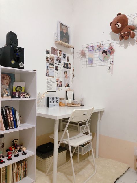 Hostel Room Decor Ideas Small Spaces, Small Room Interior, Small Room Makeover, Small Bedroom Inspiration, Kpop Room, Study Desk Decor, White Room Decor, Dorm Room Inspiration, Study Room Decor