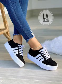 Sandals and Shoes Designer Sneakers Women, Casual Shoes Women Sneakers, Nike Shoes Women Fashion, Ladies Sneakers, Pretty Sneakers, Womens Casual Boots, Pretty Sandals, White Nike Shoes, Black Nike Shoes